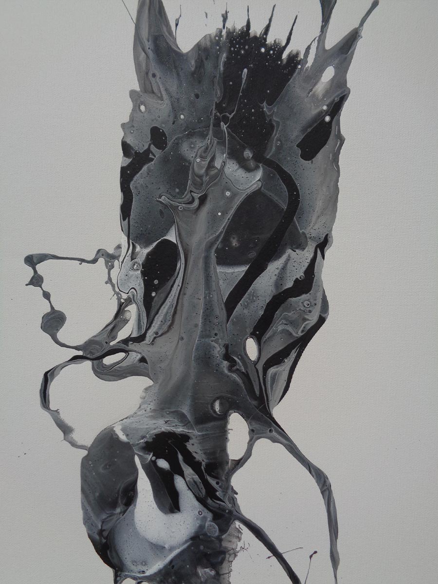 Schüttkunst in intensiven Blau- und Rottönen